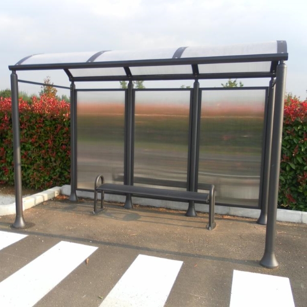 Wat is polycarbonaat? Eigenschappen, voordelen en toepassingen 4 De Serena rookoverkapping biedt een elegante, beschermde ruimte voor rokers. Het licht gebogen stalen frame en polycarbonaat dak bieden niet alleen bescherming, maar ook een moderne uitstraling.